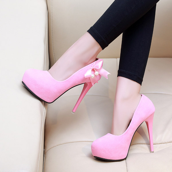 Elegantne ženske cipele s potpeticama i biserima