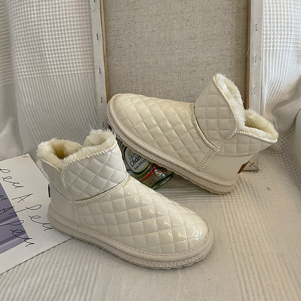 Ženske zimske čizme od proštepane kože i mekane postave