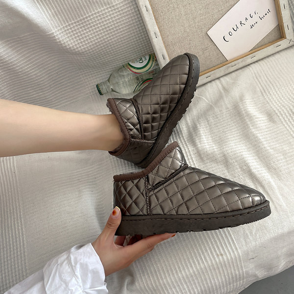 Zimske čizme od proštepane eko kože sa toplom postavom od eko dlake