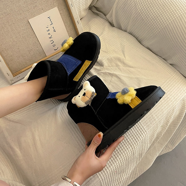 Ženske čizme s ravnim potplatom i 3D dekoracijom