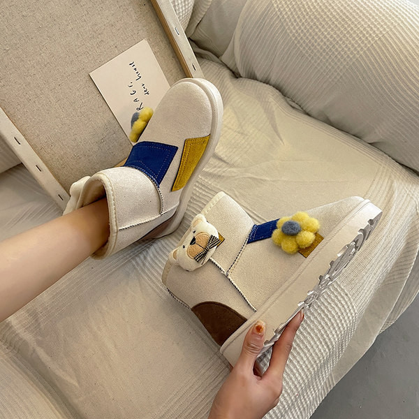 Ženske čizme s ravnim potplatom i 3D dekoracijom