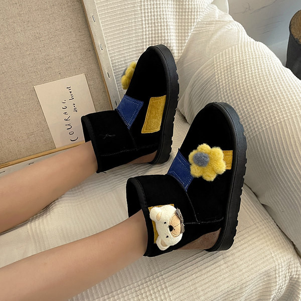 Ženske čizme s ravnim potplatom i 3D dekoracijom