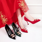 Elegantne ženske cipele s kopčom i biserima