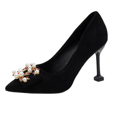 Elegantne ženske cipele s kopčom i biserima