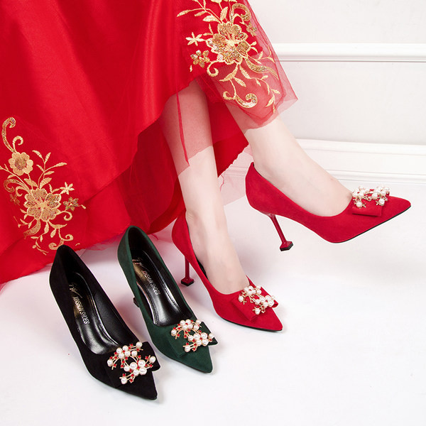 Elegantne ženske cipele s kopčom i biserima