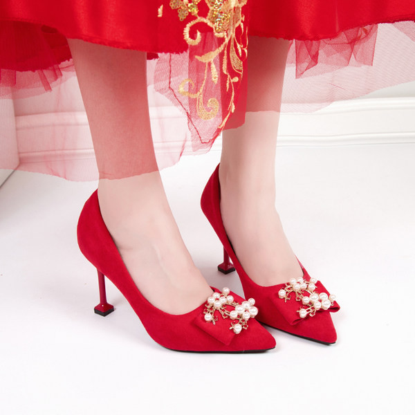 Elegantne ženske cipele s kopčom i biserima