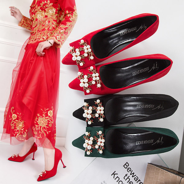 Elegantne ženske cipele s kopčom i biserima