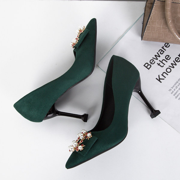 Elegantne ženske cipele s kopčom i biserima