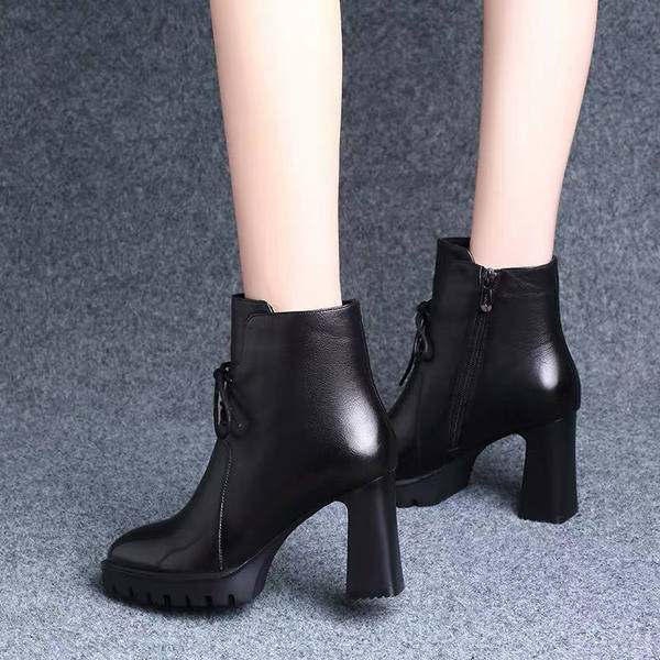 Ženske čizme na petu 8 cm - crne boje