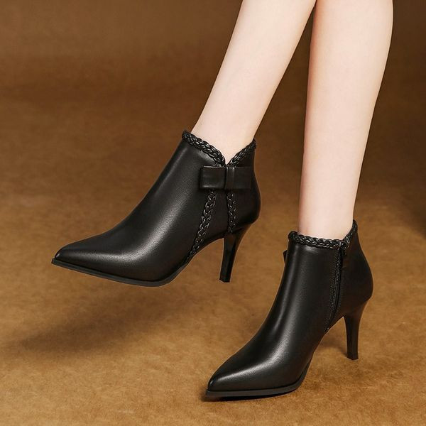 Ženske crne čizme s trakom i petom