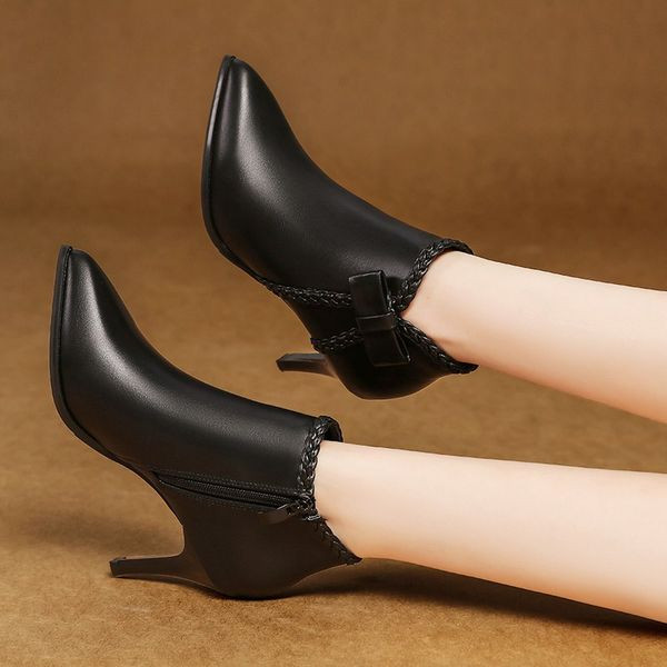 Ženske crne čizme s trakom i petom