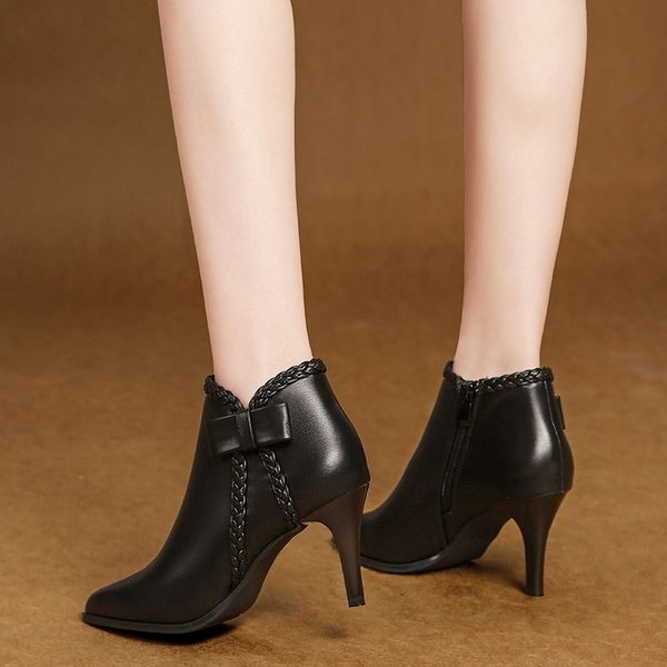 Ženske crne čizme s trakom i petom