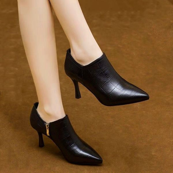 Ženske zatvorene cipele od eko kože sa petom od 6 cm