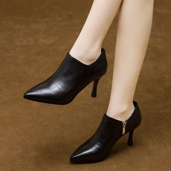 Ženske zatvorene cipele od eko kože sa petom od 6 cm