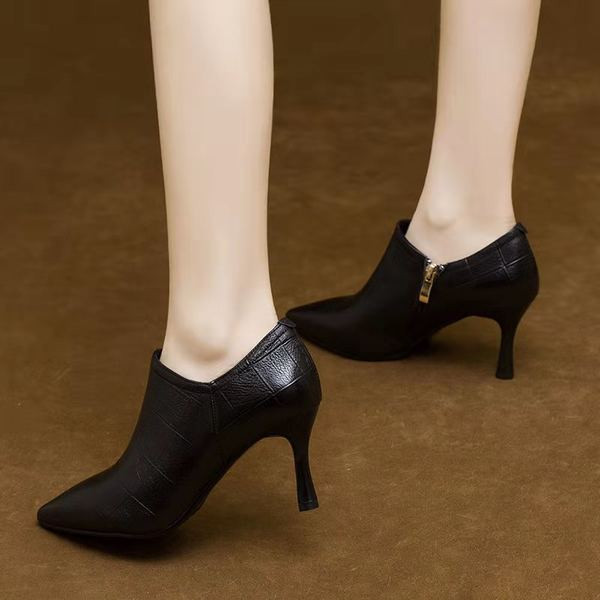 Ženske zatvorene cipele od eko kože sa petom od 6 cm