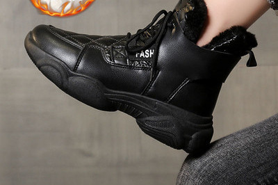 Ženske zimske čizme s toplom postavom i natpisom