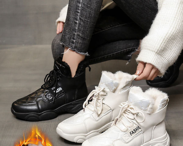 Ženske zimske čizme s toplom postavom i natpisom