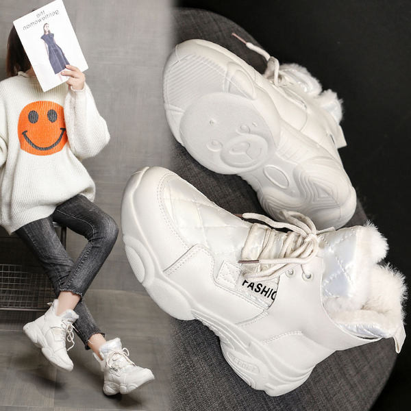 Ženske zimske čizme s toplom postavom i natpisom