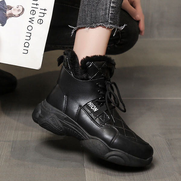 Ženske zimske čizme s toplom postavom i natpisom