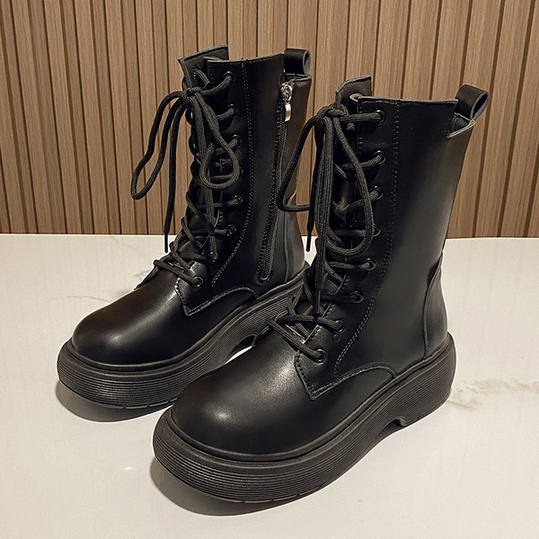 Ženske kožne čizme na pertlu u tri boje i ravnim đonom