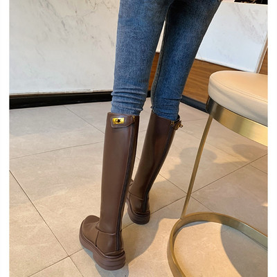 Ženske čizme s ravnim potplatom i kopčanjem na zip