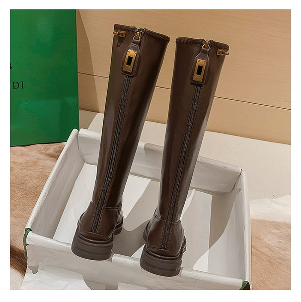 Ženske čizme s ravnim potplatom i kopčanjem na zip