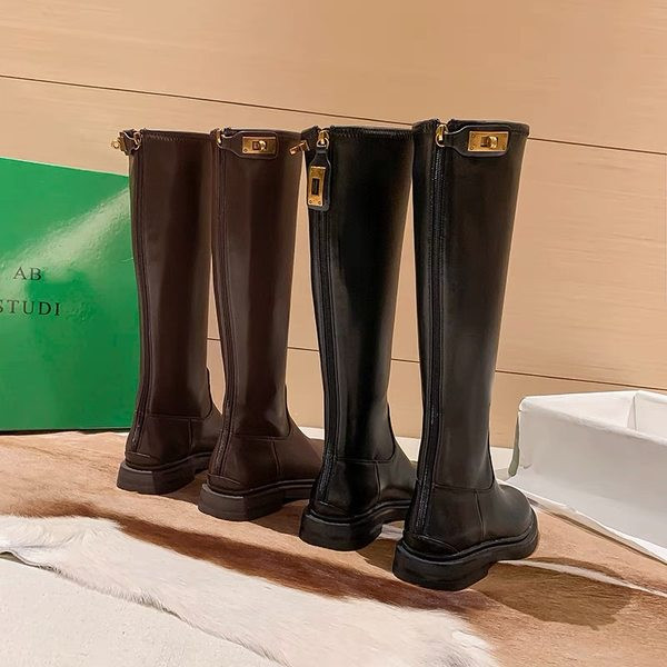 Ženske čizme s ravnim potplatom i kopčanjem na zip