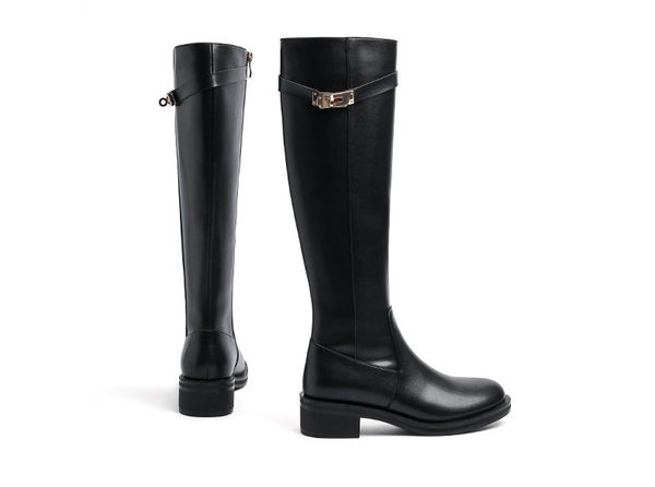 Ženske čizme crne boje sa metalnim ukrasom