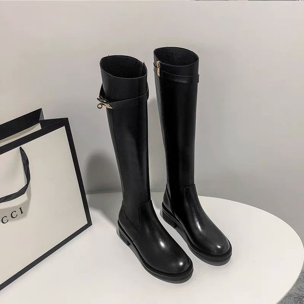 Ženske čizme crne boje sa metalnim ukrasom