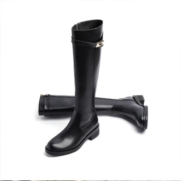 Ženske čizme crne boje sa metalnim ukrasom