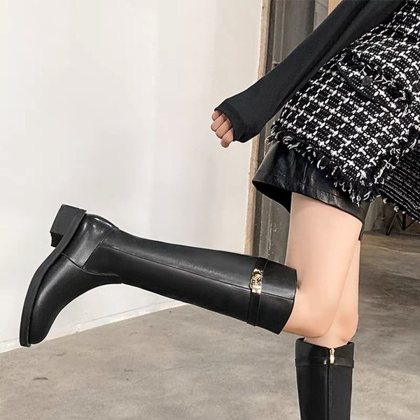 Ženske čizme crne boje sa metalnim ukrasom