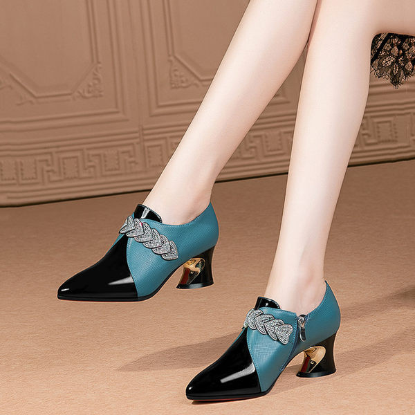 Izoštreni model ženskih kožnih cipela s kamenčićima i petom od 4 cm