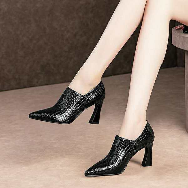 Γυναικείες μπότες από οικολογικό δέρμα σε μαύρο χρώμα και τακούνι 6 cm