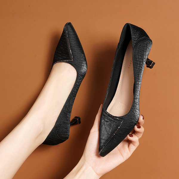 Ženske moderne cipele od eko kože i kamenčića