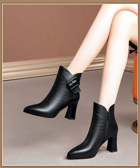 Elegantne ženske čizme na visoku petu s kopčom