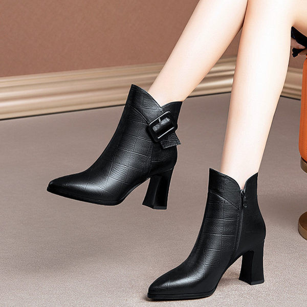 Elegantne ženske čizme na visoku petu s kopčom