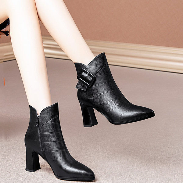 Elegantne ženske čizme na visoku petu s kopčom