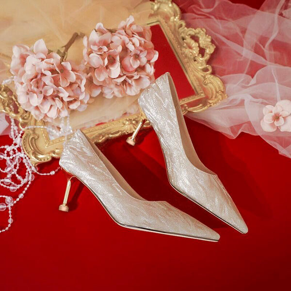 Елегантни дамски обувки с лъскав ефект подходящи за повод