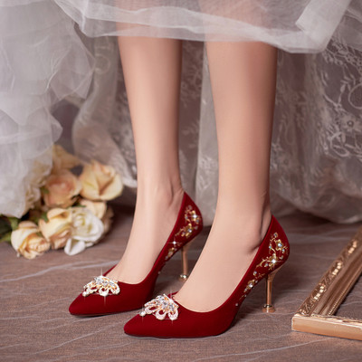 Elegantne cipele od crvenog eko antilopa s metalnim ukrasom i petom od 8 cm