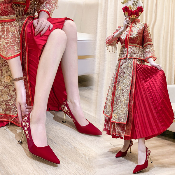 Elegantne cipele od crvenog eko antilopa s metalnim ukrasom i petom od 8 cm