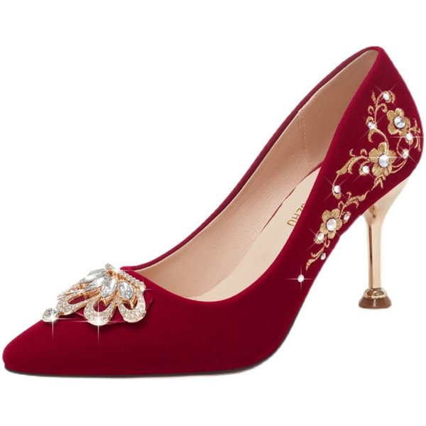 Elegantne cipele od crvenog eko antilopa s metalnim ukrasom i petom od 8 cm