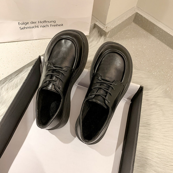 Дамски ежедневни обувки с дебела подметка от еко кожа и връзки