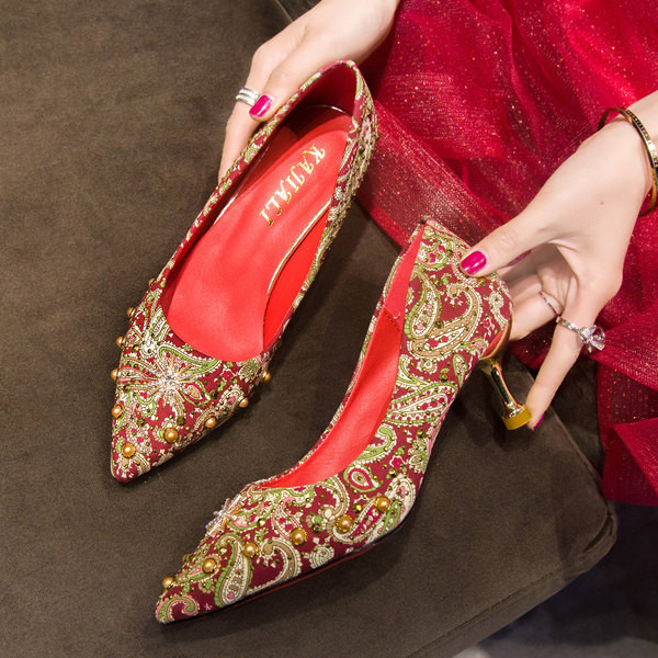 Moderne ženske cipele s vezom i petom