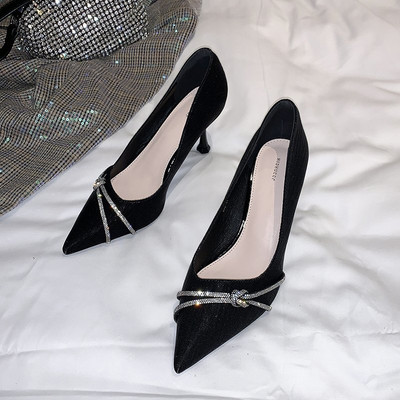 Ženske cipele na špic s ukrasnim kamenčićima i tankom petom 6,5 cm