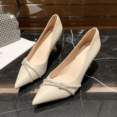 Ženske cipele na špic s ukrasnim kamenčićima i tankom petom 6,5 cm