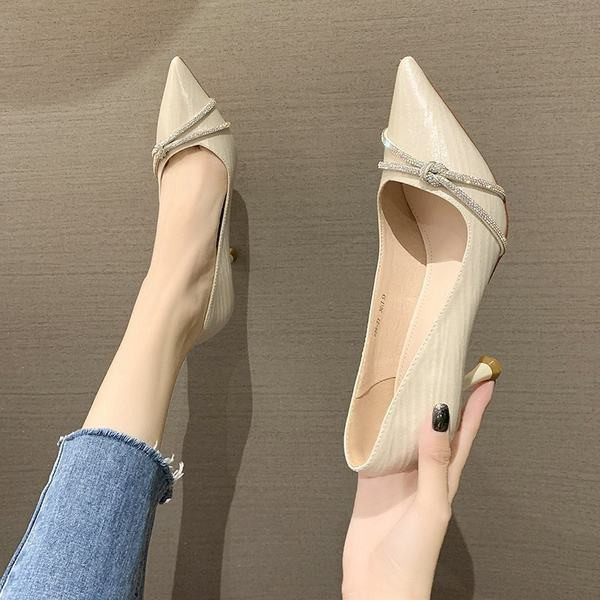 Ženske cipele na špic s ukrasnim kamenčićima i tankom petom 6,5 cm