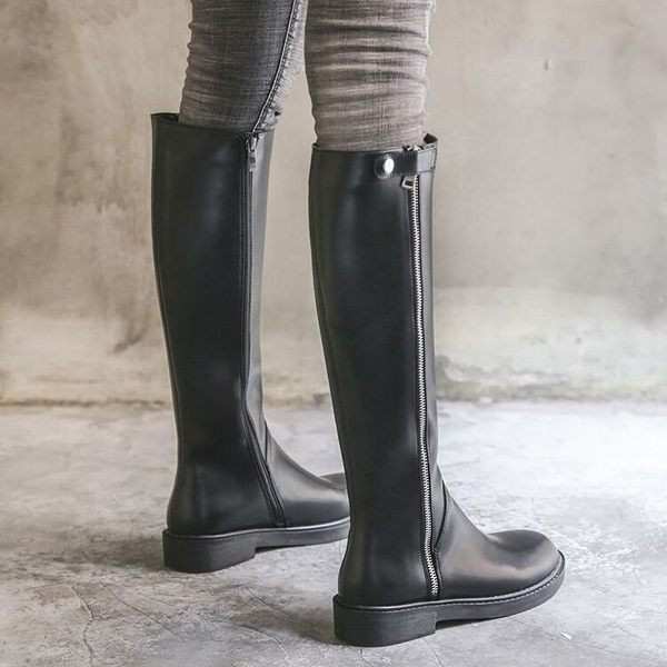 Kožne čizme s patentnim zatvaračem u crnoj boji