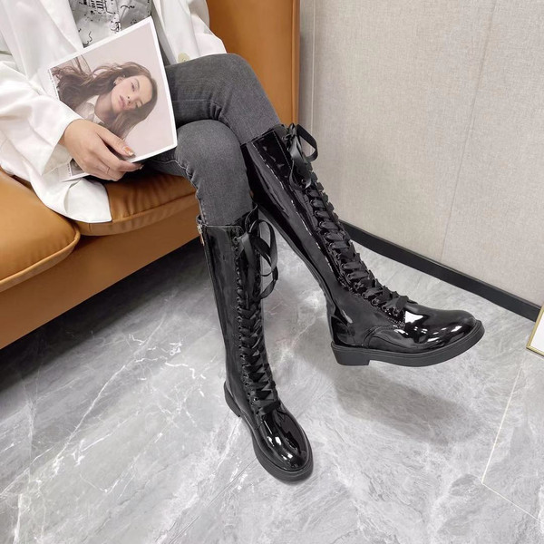 Čizme s vezicama u crnoj boji