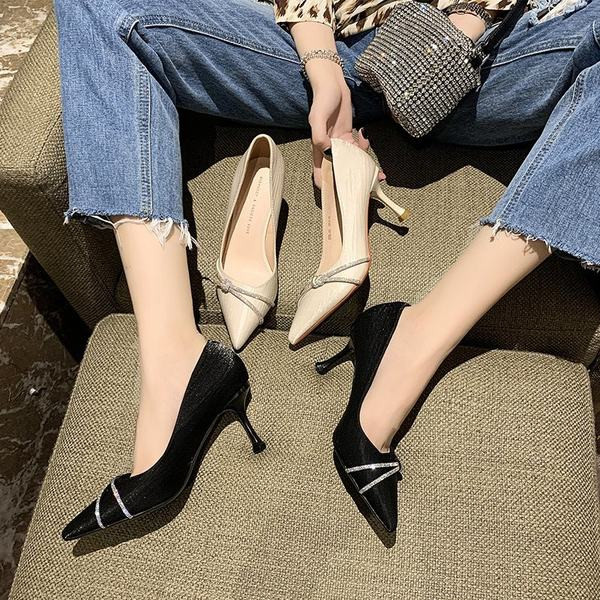 Izoštreni model ženskih cipela s kamenčićima