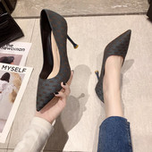 Elegantne ženske cipele od umjetne kože s modelom na tanku petu u špic